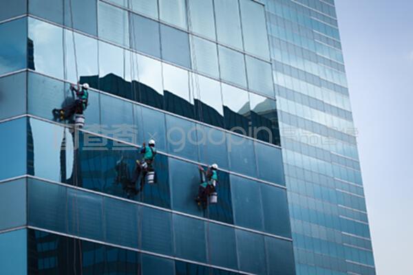 高空中的隐形守护者 探秘高楼大厦清洁窗户服务小组