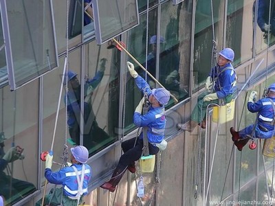 玻璃幕墙清洗价格解析 影响因素、成本估算与专业服务指南