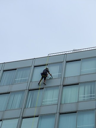 云端上的守护者 高层建筑玻璃幕墙清洁服务探秘