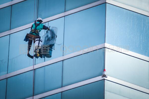 高空舞者 揭秘高楼大厦清洁窗户服务的专业团队